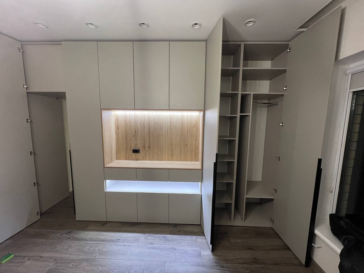 Шкаф-гардероб с ТВ-нишей Оливковый + Дерево